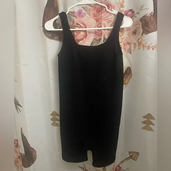 M/L ribbed romper​​​​​ - Picture 4 of 6